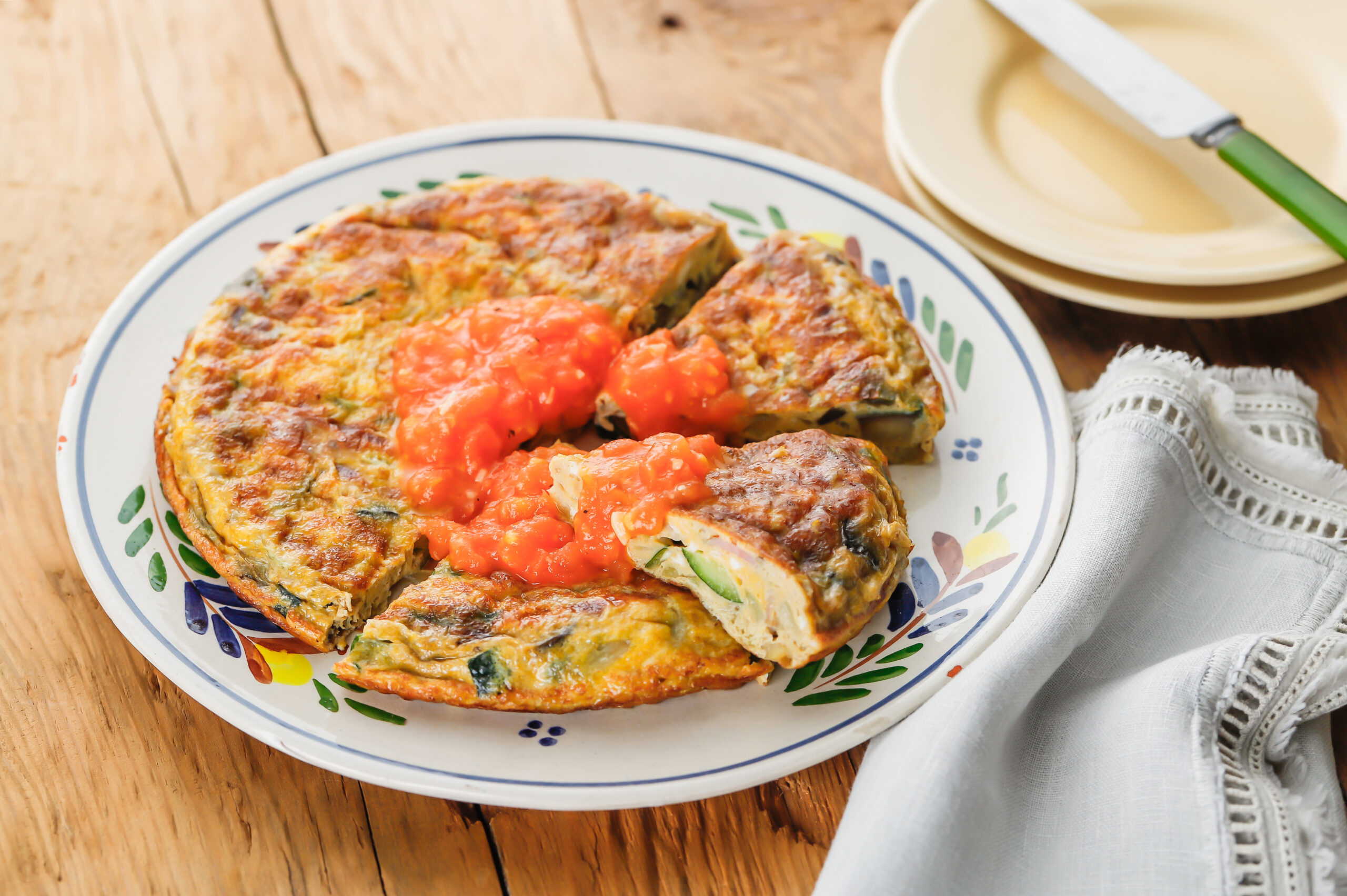 フレッシュトマトソースの夏野菜オムレツ